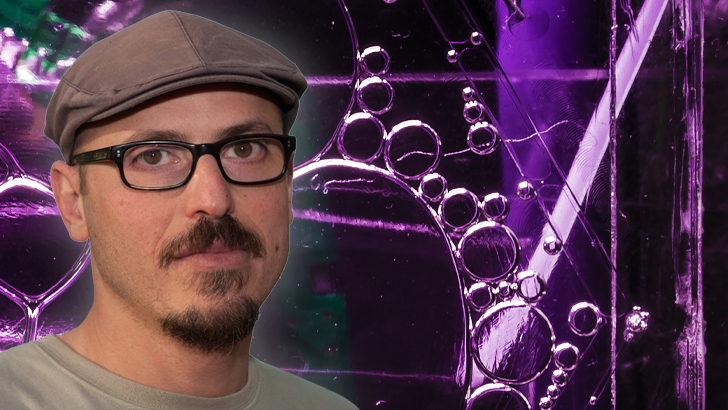 Charles Baroud, Institut Pasteur-École Polytechnique. In the background, a photo illustrating his works on microfluidics and confined microflows