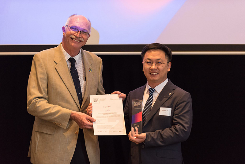 The 2nd prize of the EuroTech Future Award goes to Zongyao Zhou, Postdoctoral Scientist at EPFL.